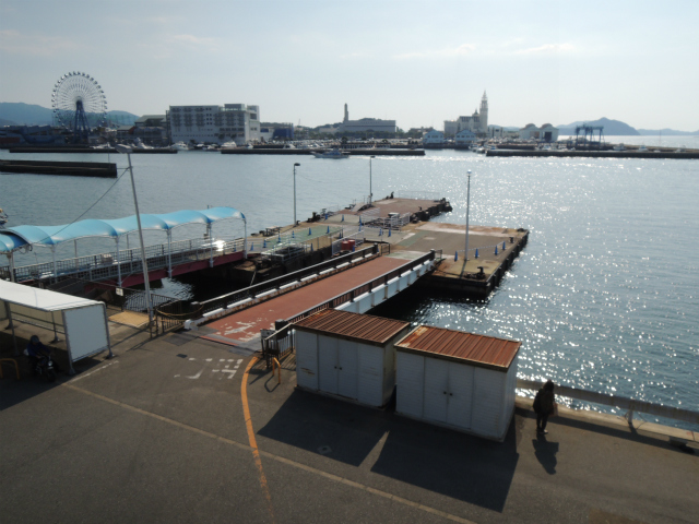 能古島フェリーターミナルの桟橋です